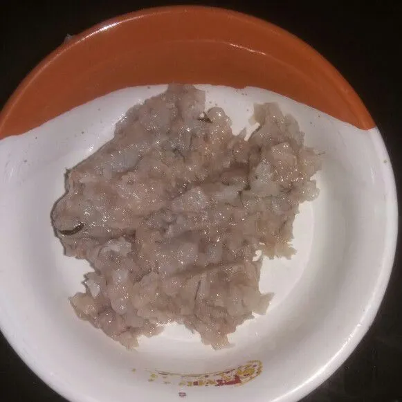 Cincang udang yang sudah dibersihkan dari kulit dan kepalanya