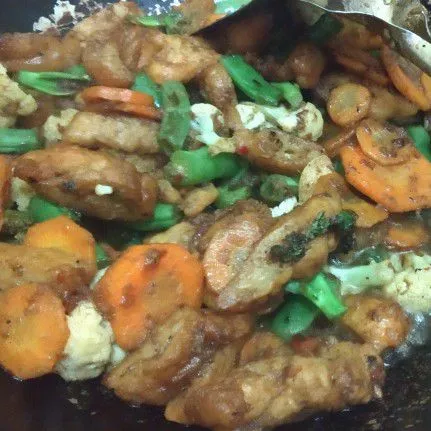 Tumis bawang merah, mawang putih, daun bawang hingga harum. tambahkan kaldu dan lada, lalu masukkan sayuran yang sudah ditiriskan tadi, aduk rata. kemudian tambahkan kekian, aduk rata dan koreksi rasa. Masak hingga dirasa matang, angkat