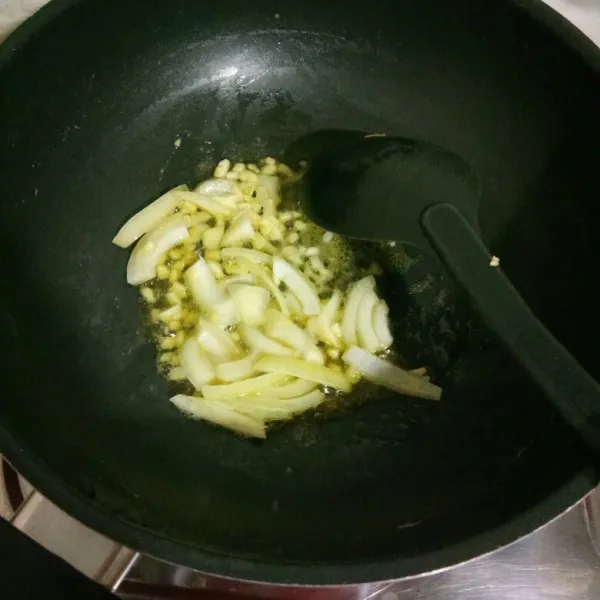Panaskan margarin,tumis bawang putih dan bawang bombay hingga harum