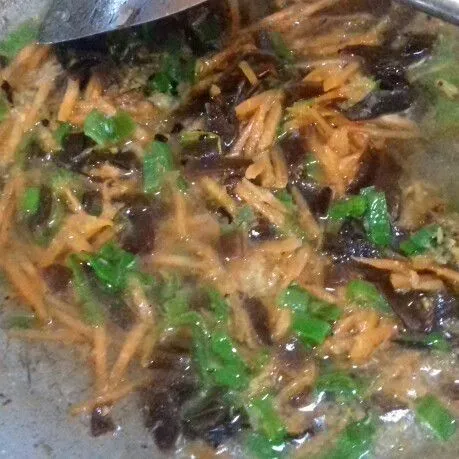 Beri air, masukkan wortel, jamur. masak hingga empuk