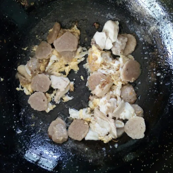 Masukkan bakso dan ayam suwir. Aduk rata