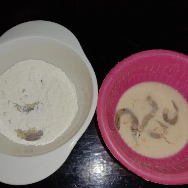 Bagi tepung bumbu serbaguna menjadi 2 bagiab, 1 bagian cairkan dengan sedikit air kemudian masukkan udang ke dalam adonan basah kemudian ke dalam tepung kering, lakukan hingga udang terbalut tepung dengan sempurna