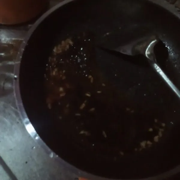 Untuk saus cincang bawang putih tumis saus kecap manis kecap asin gula pasir dan air masukan tepung maizena yang sudah di larutkan aduk sampai rata