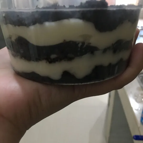 Sajikan di tempat dengan selang seling antara adonan yang sudah dibuat sebelumnya dengan biskuit Oreo.