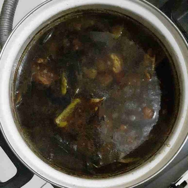 Masak rawon sampai mendidih dan matang. Koreksi rasa, taburi dengan bawang merah goreng. Angkat dan sajikan.