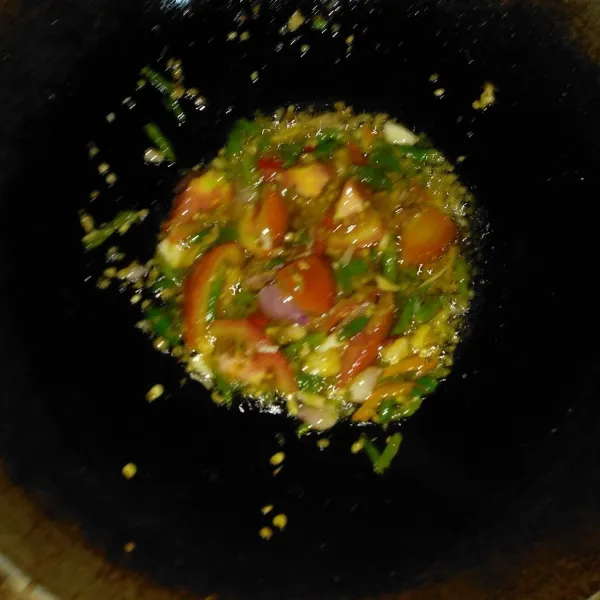 Panaskan minyak goreng, tumis bumbu yang telah dihaluskan kemudian masukkan irisan tomat. Tumis hingga matang dan harum.