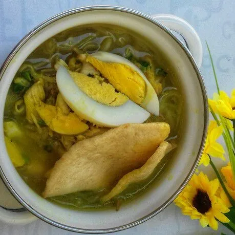 Penyajian, letakkan dalam mangkuk, beri irisan ayam, tauge, soun, kripik kentang, seledri dan bawang goreng