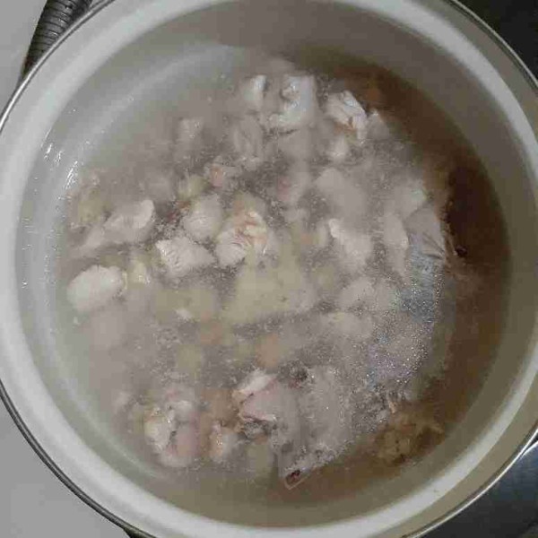 Panaskan sedikit air dalam panci, rebus ayam sampai mendiih, tiriskan dan buang airnya.