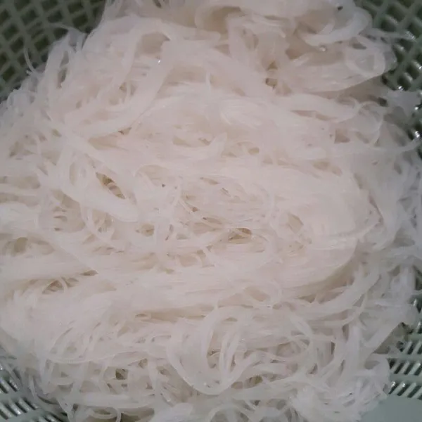 Seduh bihun dengan air mendidih, biarkan sampai lemas. Tiriskan, sisihkan