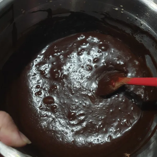 Masukkan tepung, 33 gr cocoa powder, garam, vanila extract yang diayak bebarengan ke dalam step ke 3, lalu aduk hingga rata dengan spatula.