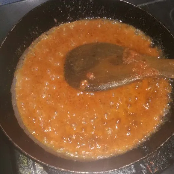 Haluskan bawang merah, bawang putih, cabai rawit dan cabai merah. Tumis hingga matang