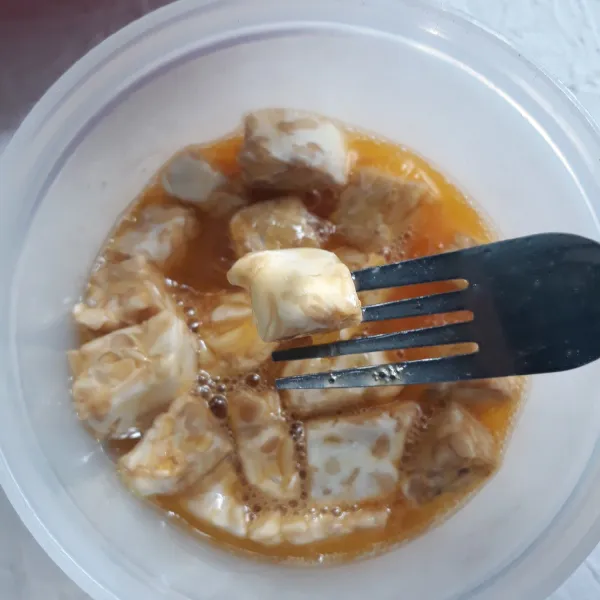 Potong dadu tempe, masukan ke  dalam telur yang sudah dikocok