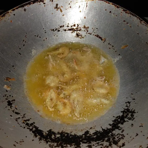 Goreng udang hingga kuning kecoklatan, angkat, tiriskan