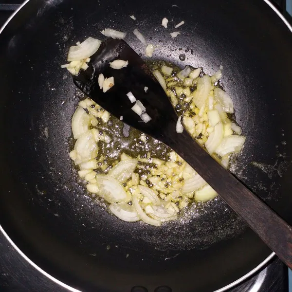 Tumis bawang putih dan bawang bombay sampai layu dan harum