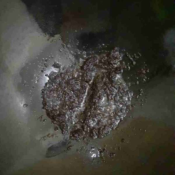Panaskan minyak dalam wajan, tumis bumbu halus sampai harum.