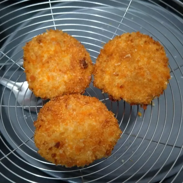 Goreng hingga berwarna cokelat keemasan dan matang. Angkat dan siap disajikan