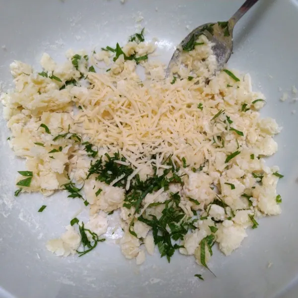 Masukkan tepung, putih telur, keju parut dan irisan daun cilantro. Aduk rata kembali
