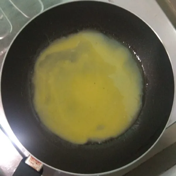 Panaskan pan anti lengket dengan api kecil yang sudah diolesi minyak/ margarine, lalu tuang sedikit telur dan ratakan