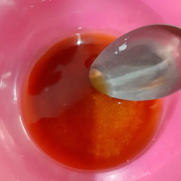 Dalam mangkuk, campur kaldu cair, gula pasir, kecap asin, dan garam. Aduk rata. Sisihkan