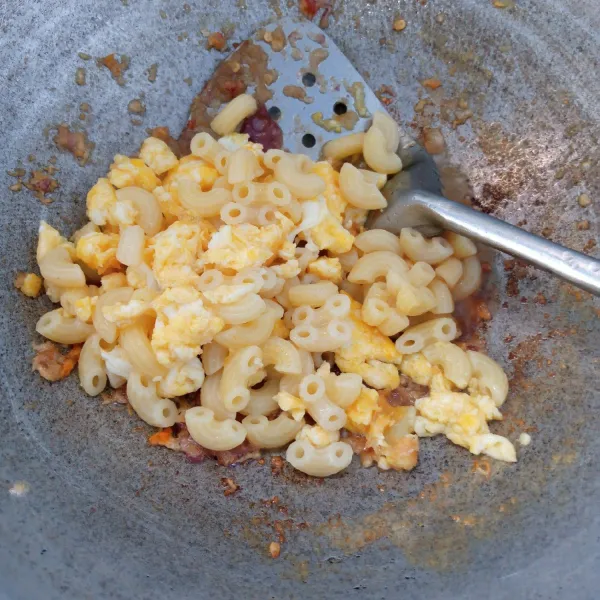 Ulek bumbu. Kemudian tumis sampai harum dan matang. Masukkan macaroni dan telur. Aduk rata