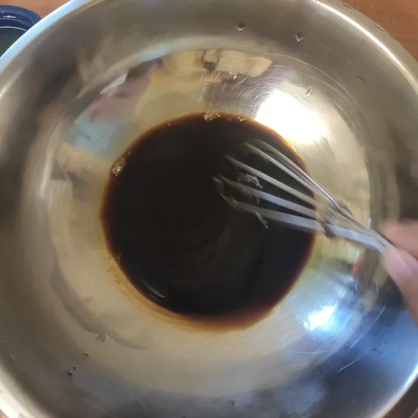 Larutkan kopi dalam air panas.