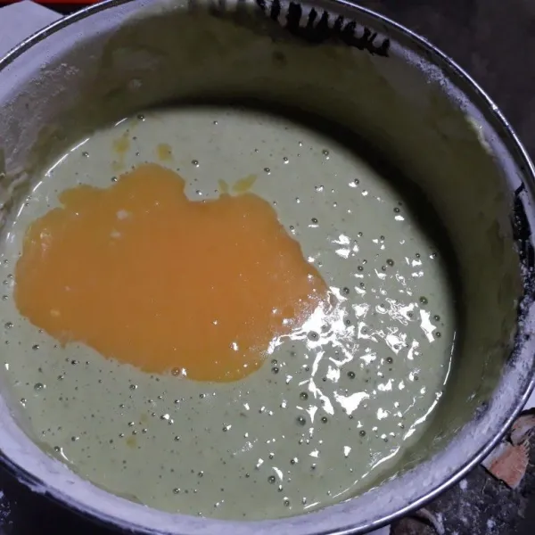 Masukkan campuran telur dan margarin cair. Aduk hingga rata