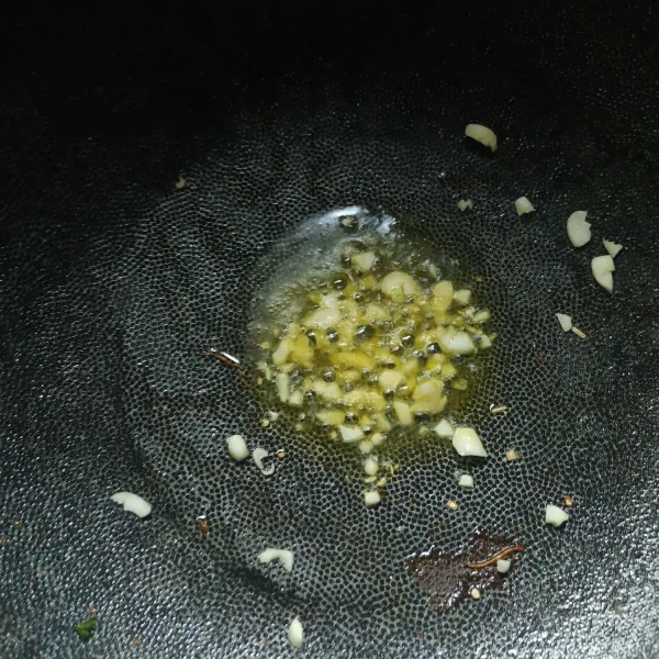 Tumis bawang putih dengan margarin hingga harum