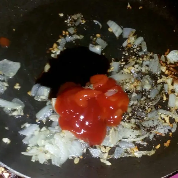 Tumis bawang putih dan bawang bombai hingga harum. Tambahkan lada hitam, saus tiram, saus sambal dan saus tomat aduk rata dan beri sedikit air, aduk sampai mengental dan angkat. Sajikan di atas tempe yang sudah digoreng