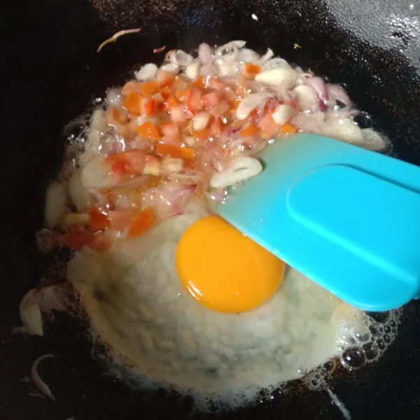 Masukkan tomat dan telur orak arik sampai telur matang