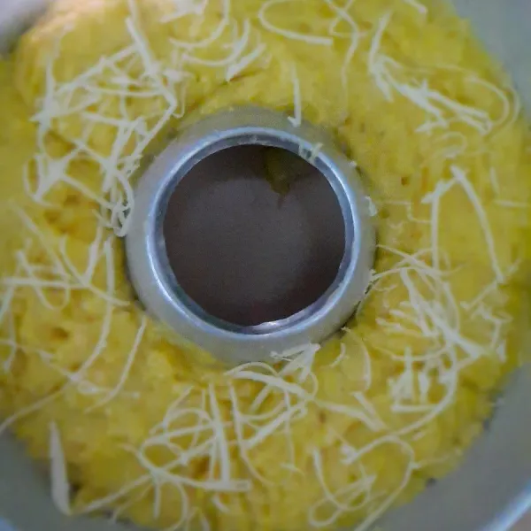 Setelah 1 jam, masukkan adonan ke dalam loyang yang sudah diolesi mentega, lalu kukus selama 30 menit.