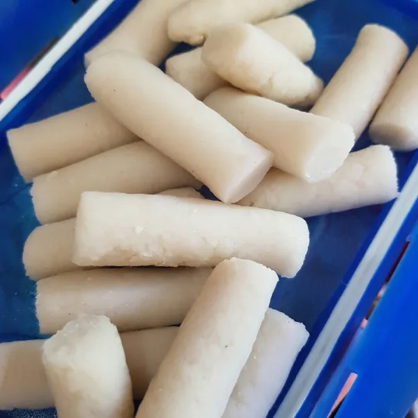 Kemudian masukkan garraetteok dan cincangan baso. Aduk rata dan masak hingga mendidih