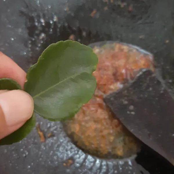Sambal balado: tumis bahan yang sudah dihaluskan, beri irisan daun jeruk, garam, lada dan gula pasir. Masak hingga sambal matang. Siram ke atas telur