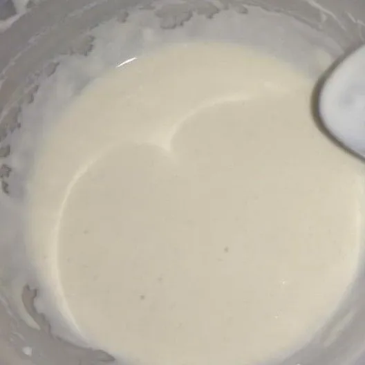 Pertama buat adonan tepung terigu dan tambahkan 5/6 sdm. Aduk rata