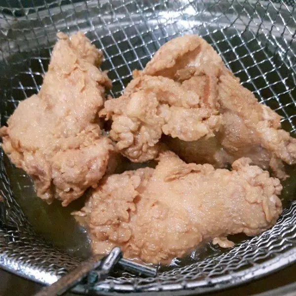 Goreng sayap sampai crispy golden brown dan matang. Angkat, tiriskan