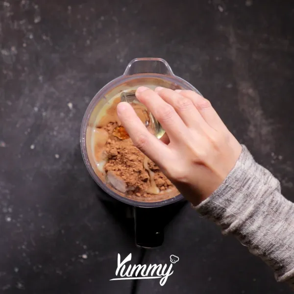 Tambahkan es krim coklat, ekstrak mint, dan coklat chips.