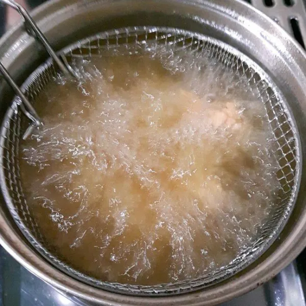 Panaskan minyak banyak karena kita akan melakukan deep frying