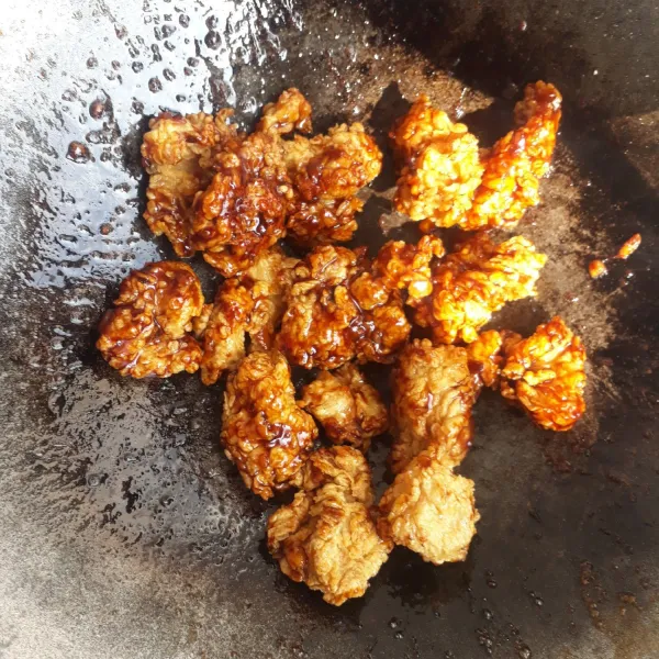 Terakhir masukkan ayam yang sudah digoreng, aduk rata biarkan saus menempel sempurna. Sajikan