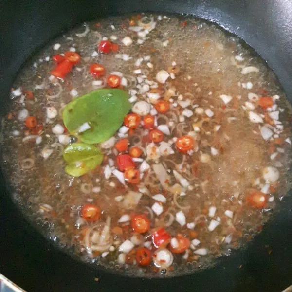 sambil menunggu ayam di marinasi kita buat sambalnya : didihkan air bersama bawang putih cincang, cabai iris, daun jeruk dan bubuk cabai