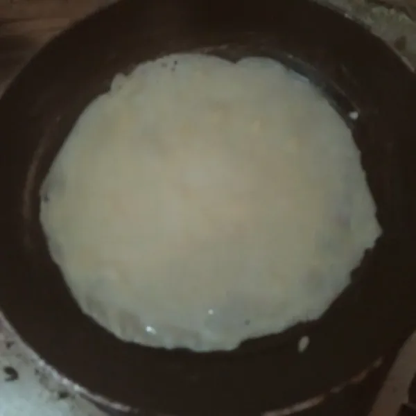 Setelah 10 menit , panaskan pan setelah panas ambil 1 sendok sayur adonan  ratakan adonan di atas pan sampai rata dadar sampai habis.