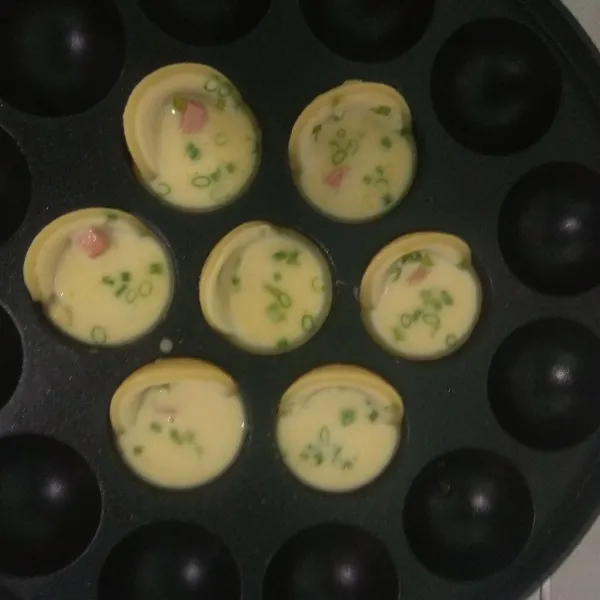 Beri isian takoyaki, lalu bentuk menjadi bulat menggunakan tusuk lidi/sate