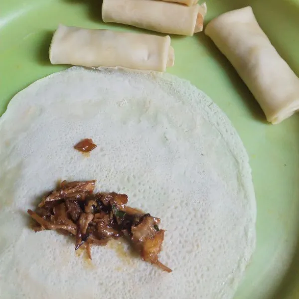 Siapkan 1 lembar kulit lumpia, ambil 1 sdm isi sosis Lalu lipat. Lakukan sampai habis.