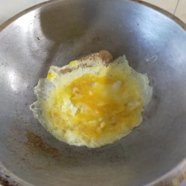 Kocok telur. Tambahkan garam lalu goreng dengan sedikit minyak hingga matang