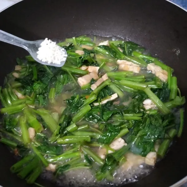Beri garam, gula, saos teriyaki dan kaldu jamur. Aduk rata, tes rasa. Masak hingga bumbu meresap dan matang. Lalu angkat