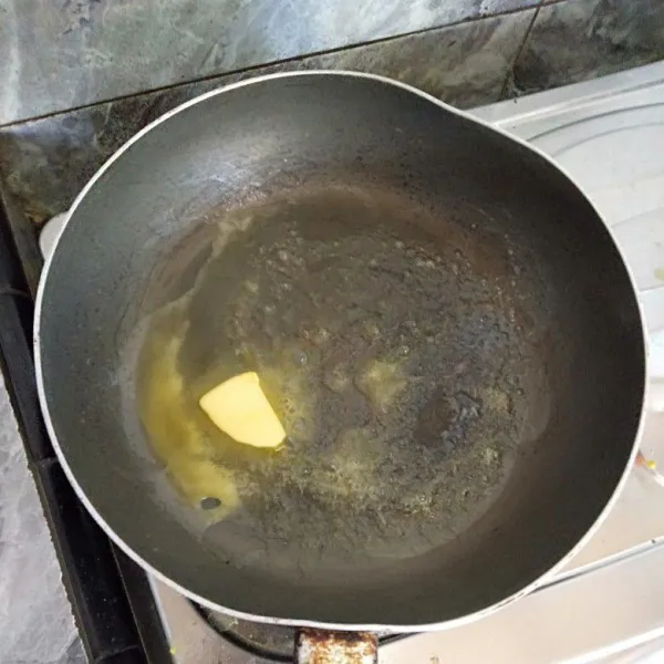 Panaskan minyak goreng dan margarin, tumis bawang putih hingga harum