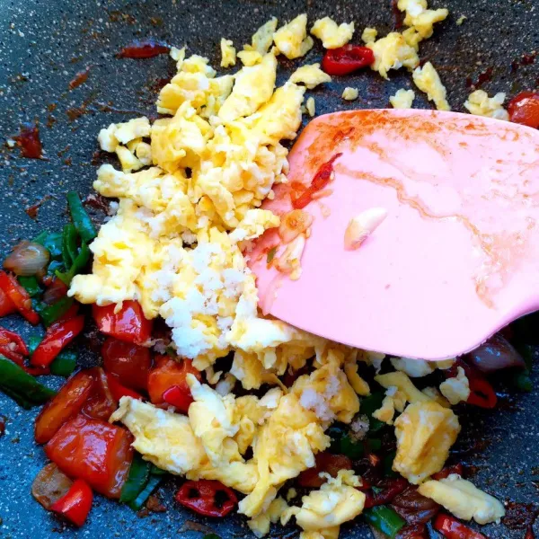 Masukkan telur orak-arik dan bubuhi sea salt, aduk rata