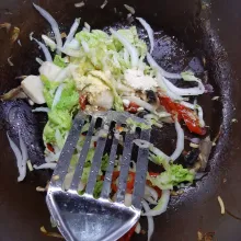 Tambahkan bubuk bawang bombay, aduk rata dan tumis hingga aroma bubuk bawang bombay keluar. Tambahkan bubuk kaldu