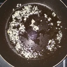 Tumis bawang putih sampai layu dan harum