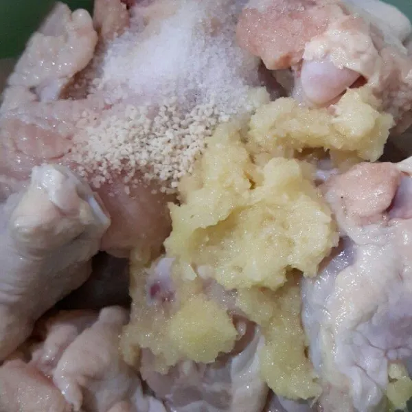 Cuci bersih sayap ayam, beri air perasan lemon dan garam, aduk rata, remas, cuci bersih lagi. tiriskan. Masukan bahan marinasi ke dalam ayam, aduk rata. Marinasi minimal 2 jam. semakin lama proses marinasi ayam akan semakin enak karena bumbu semakin meresap