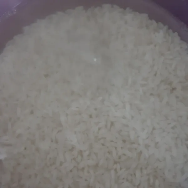 Rendam beras ketan selama 2 jam. Bilas bersih dan tiriskan