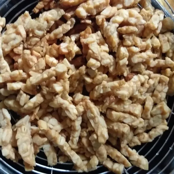 Iris tipis tempe, goreng hingga garing, sisihkan.